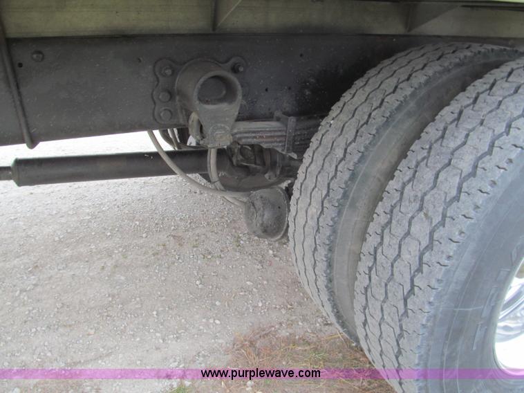 image for item E5833 2000 Ford F750 XLT quad cab flatbed truck