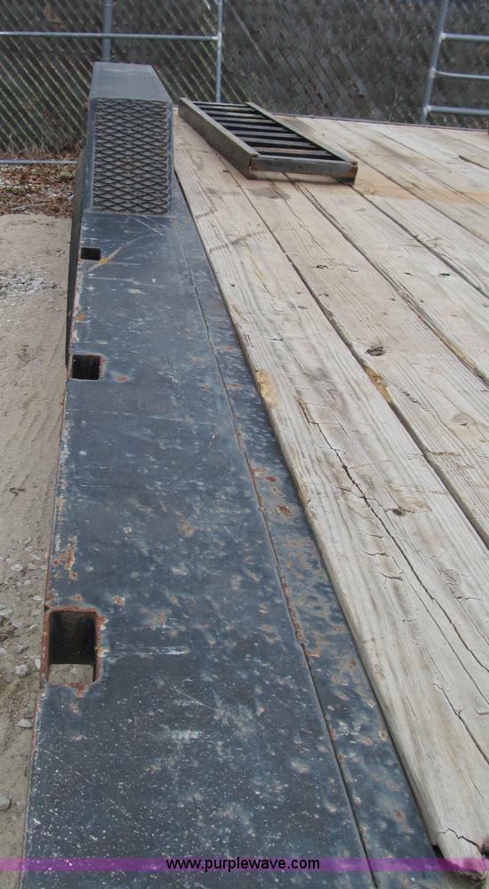 image for item E5853 2009 Long Tarnel 18' equipment trailer