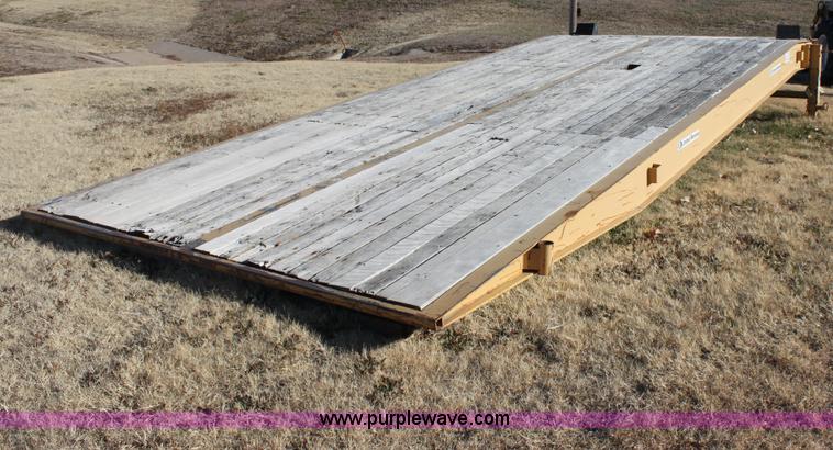 image for item E8246 Portable loading dock