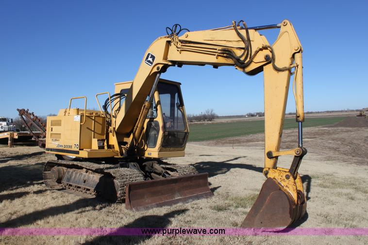 image for item E8248 1987 John Deere 70 excavator