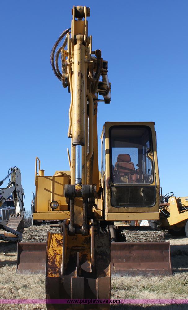 image for item E8248 1987 John Deere 70 excavator