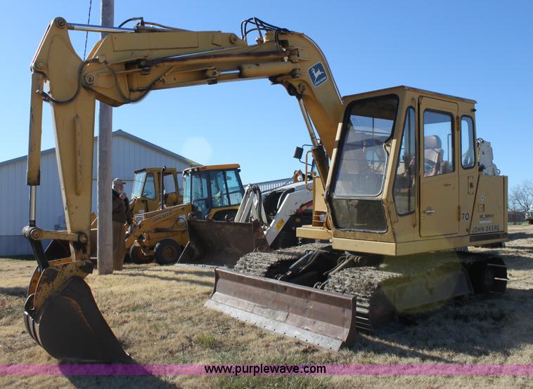 image for item E8248 1987 John Deere 70 excavator