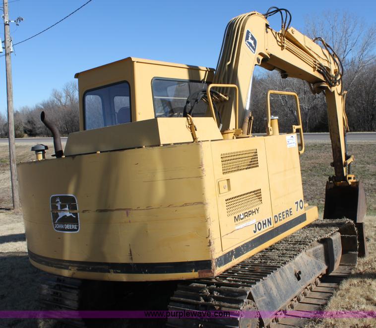 image for item E8248 1987 John Deere 70 excavator