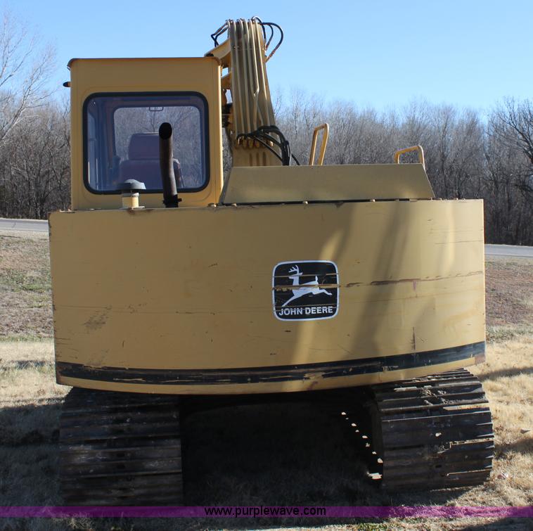 image for item E8248 1987 John Deere 70 excavator