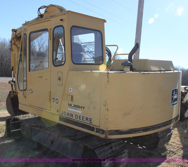 image for item E8248 1987 John Deere 70 excavator