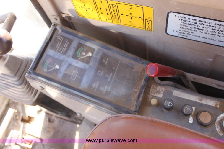 image for item E8248 1987 John Deere 70 excavator