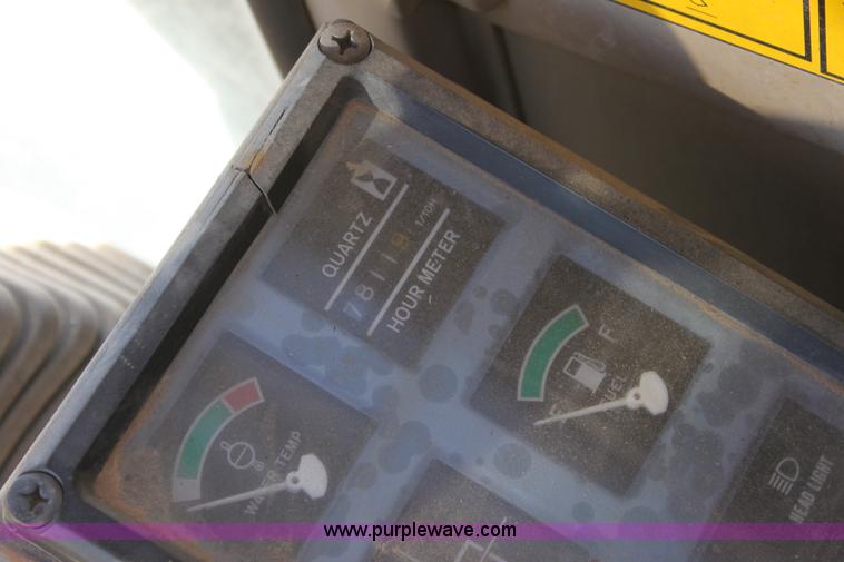 image for item E8248 1987 John Deere 70 excavator