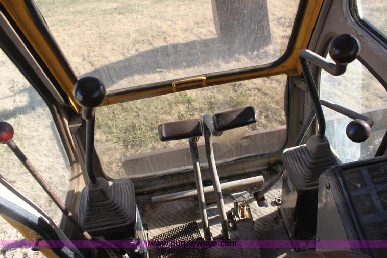 image for item E8248 1987 John Deere 70 excavator