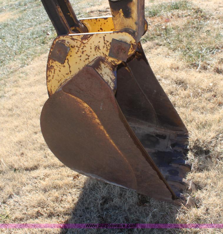 image for item E8248 1987 John Deere 70 excavator