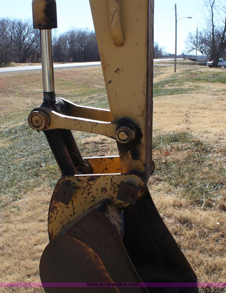 image for item E8248 1987 John Deere 70 excavator