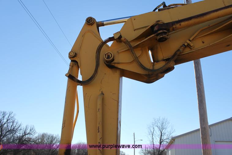 image for item E8248 1987 John Deere 70 excavator