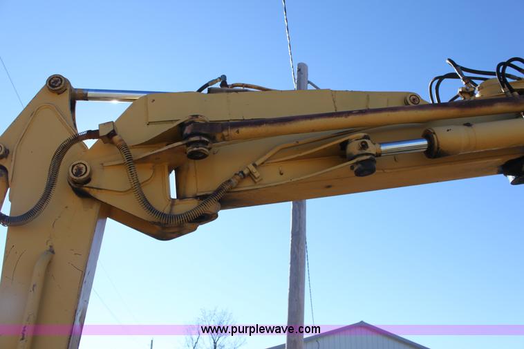 image for item E8248 1987 John Deere 70 excavator