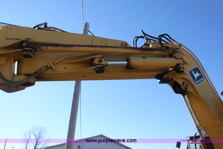 image for item E8248 1987 John Deere 70 excavator