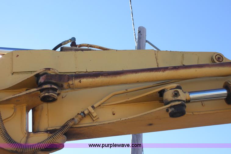 image for item E8248 1987 John Deere 70 excavator