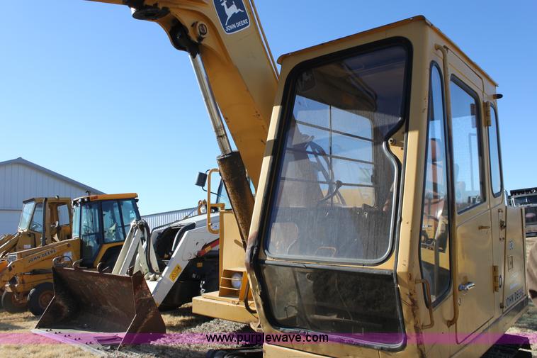 image for item E8248 1987 John Deere 70 excavator