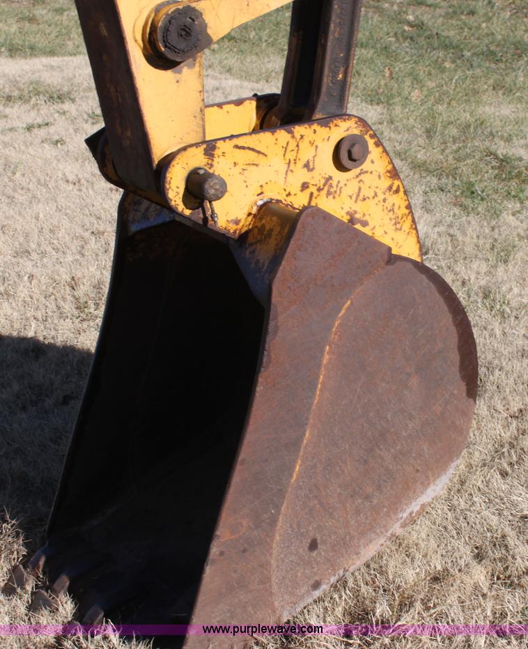 image for item E8248 1987 John Deere 70 excavator