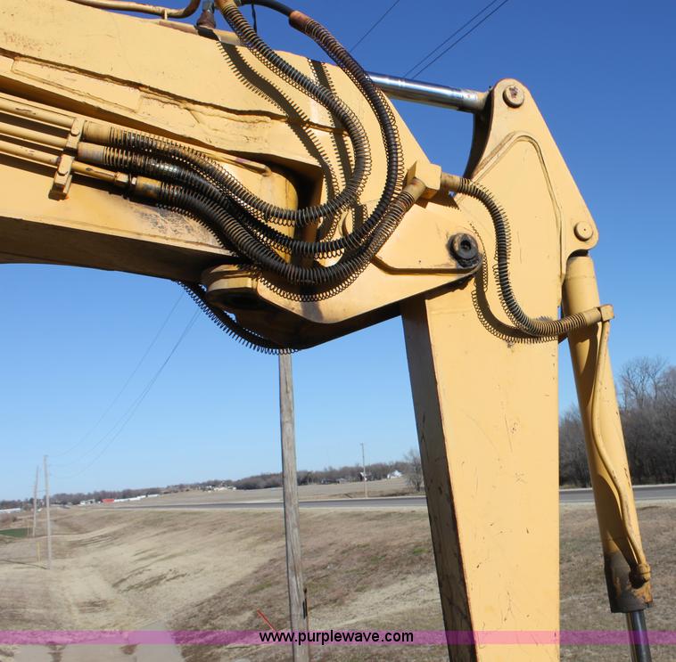 image for item E8248 1987 John Deere 70 excavator
