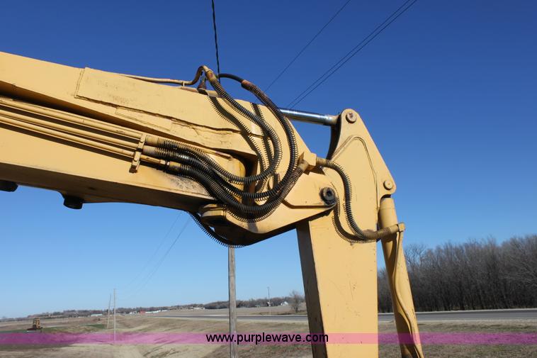 image for item E8248 1987 John Deere 70 excavator