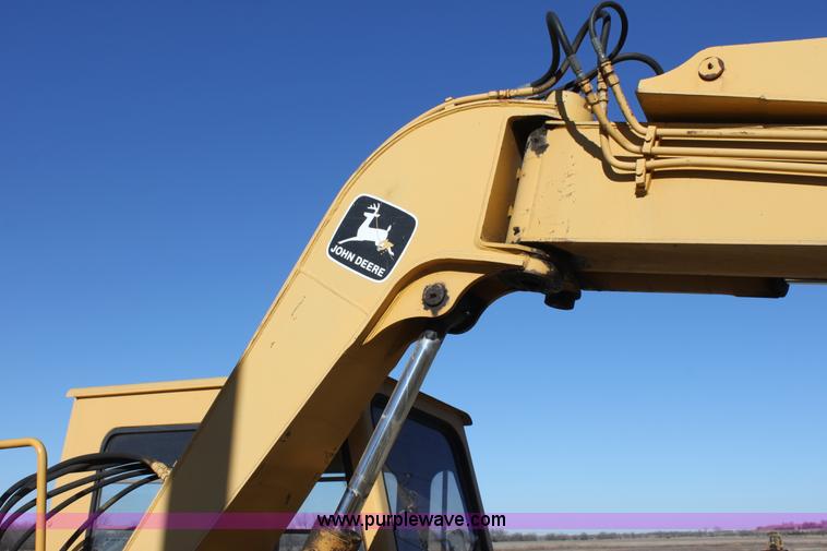 image for item E8248 1987 John Deere 70 excavator