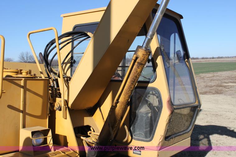 image for item E8248 1987 John Deere 70 excavator