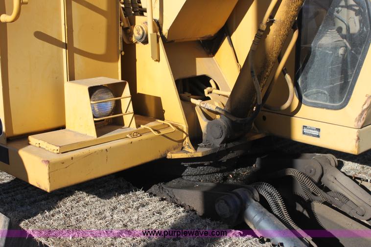 image for item E8248 1987 John Deere 70 excavator