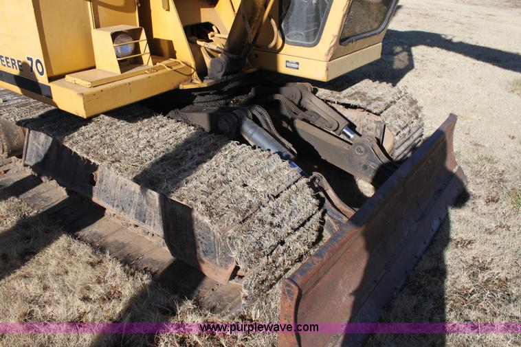 image for item E8248 1987 John Deere 70 excavator