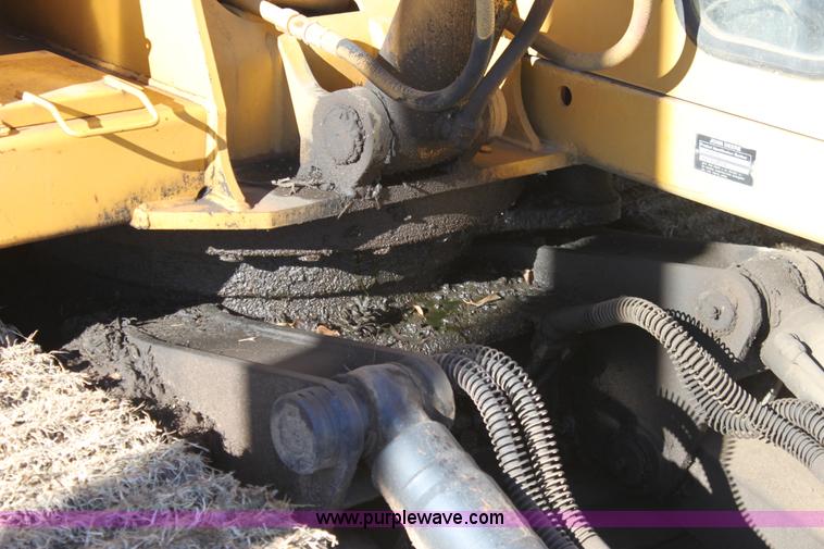 image for item E8248 1987 John Deere 70 excavator