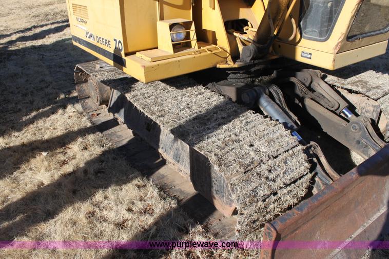 image for item E8248 1987 John Deere 70 excavator