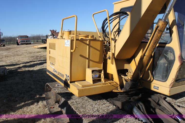 image for item E8248 1987 John Deere 70 excavator