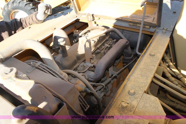 image for item E8248 1987 John Deere 70 excavator