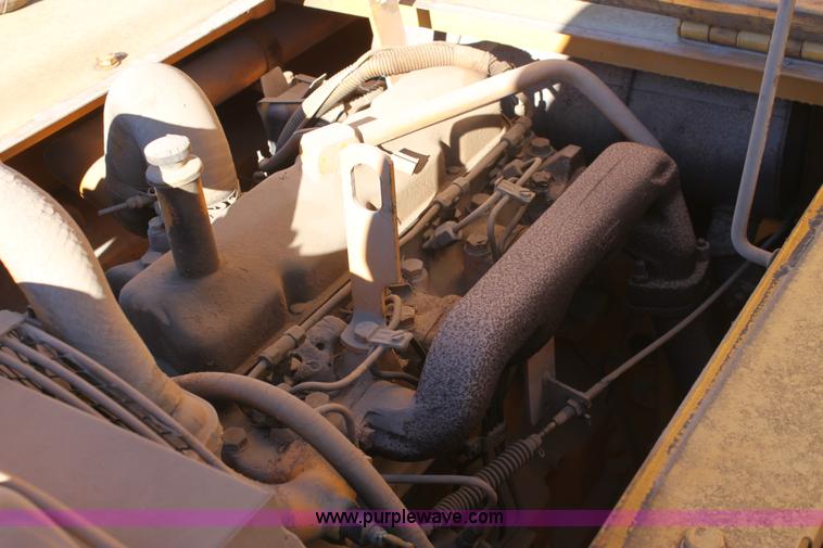 image for item E8248 1987 John Deere 70 excavator