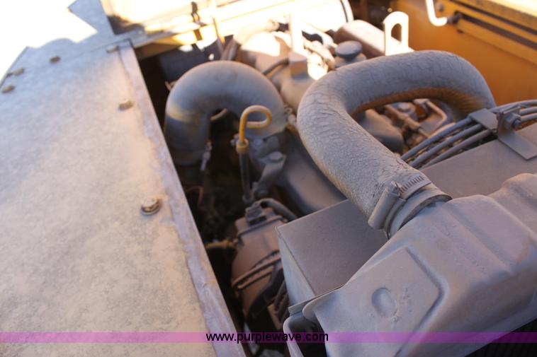 image for item E8248 1987 John Deere 70 excavator