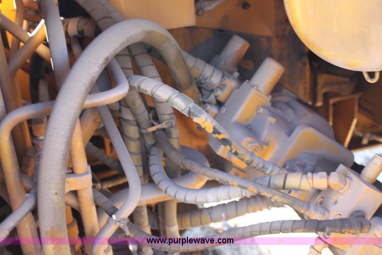 image for item E8248 1987 John Deere 70 excavator