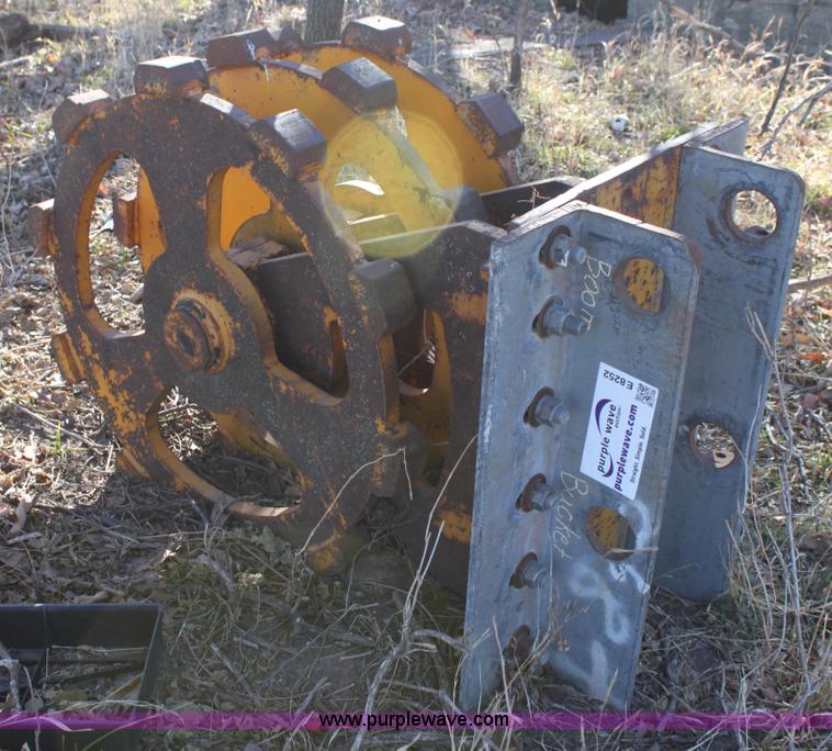 image for item E8252 Excavator ditch roller