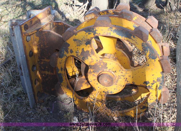 image for item E8252 Excavator ditch roller