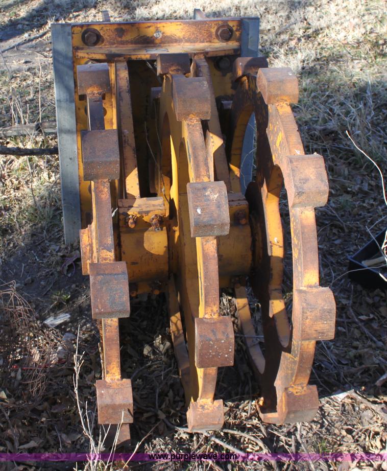 image for item E8252 Excavator ditch roller