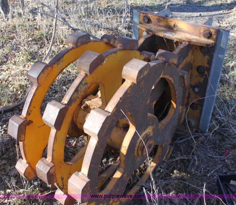 image for item E8252 Excavator ditch roller