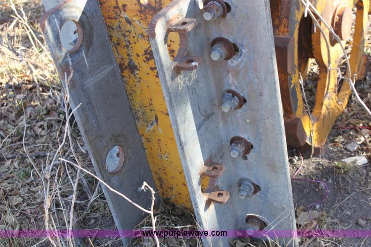 image for item E8252 Excavator ditch roller