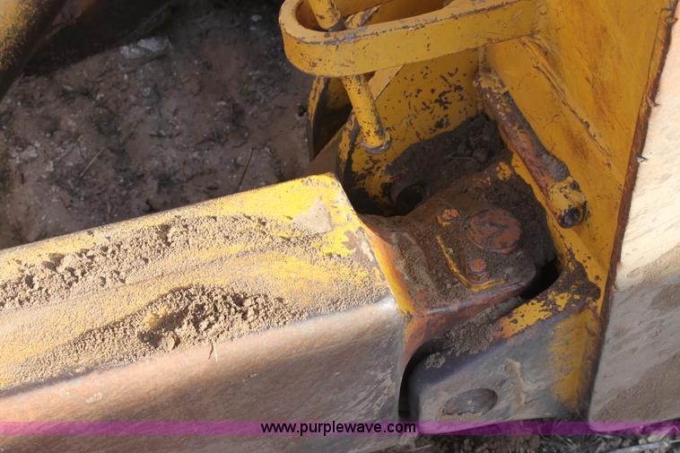 image for item E8258 1968 Caterpillar D8H dozer