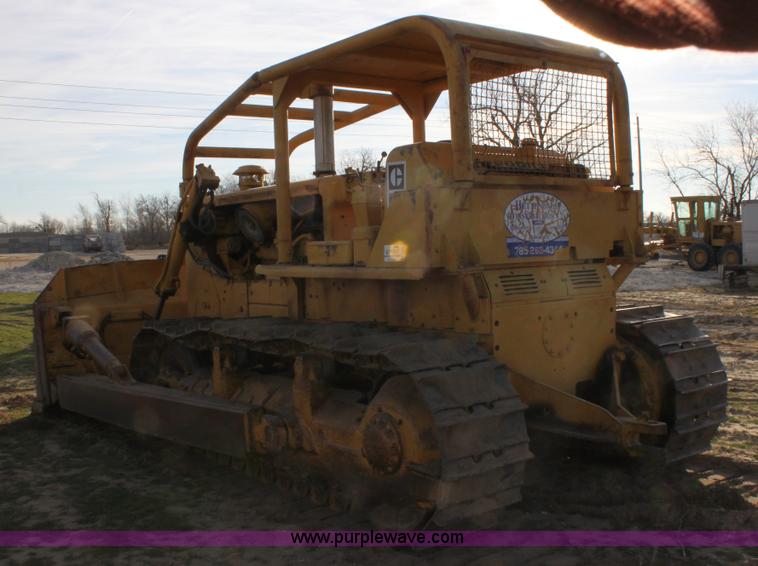 image for item E8259 1967 Caterpillar D8H dozer