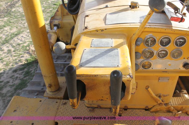 image for item E8259 1967 Caterpillar D8H dozer