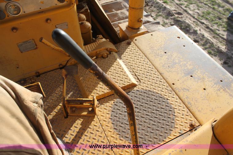 image for item E8259 1967 Caterpillar D8H dozer
