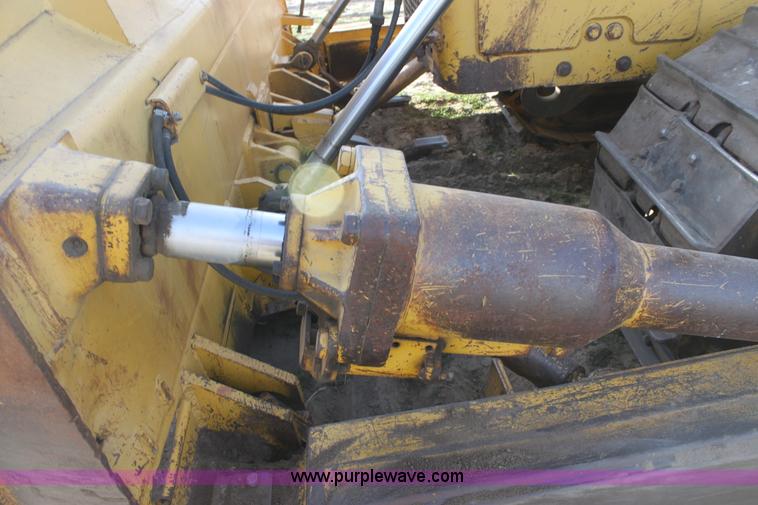 image for item E8259 1967 Caterpillar D8H dozer