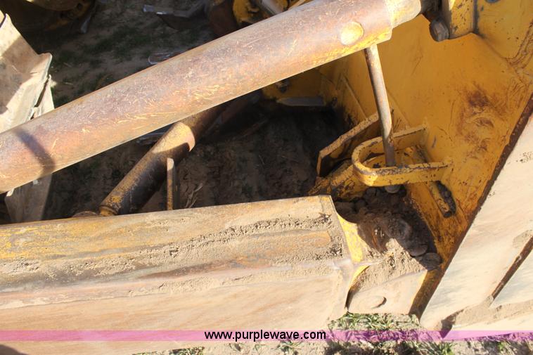image for item E8259 1967 Caterpillar D8H dozer
