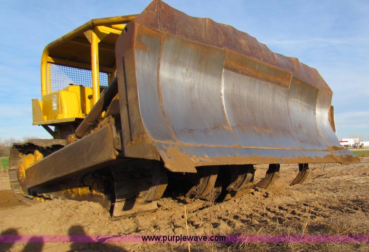 image for item E8259 1967 Caterpillar D8H dozer