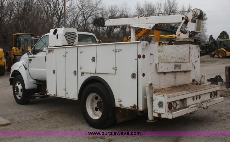 image for item F2723 2000 Ford F750 service truck
