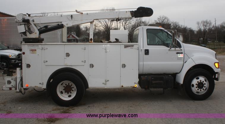 image for item F2723 2000 Ford F750 service truck