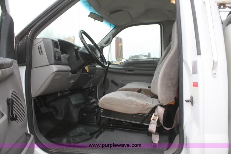 image for item F2723 2000 Ford F750 service truck