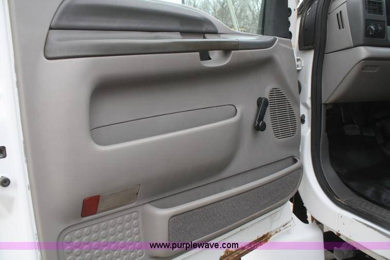 image for item F2723 2000 Ford F750 service truck