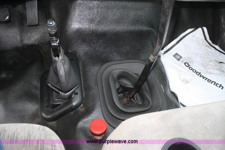 image for item F2723 2000 Ford F750 service truck